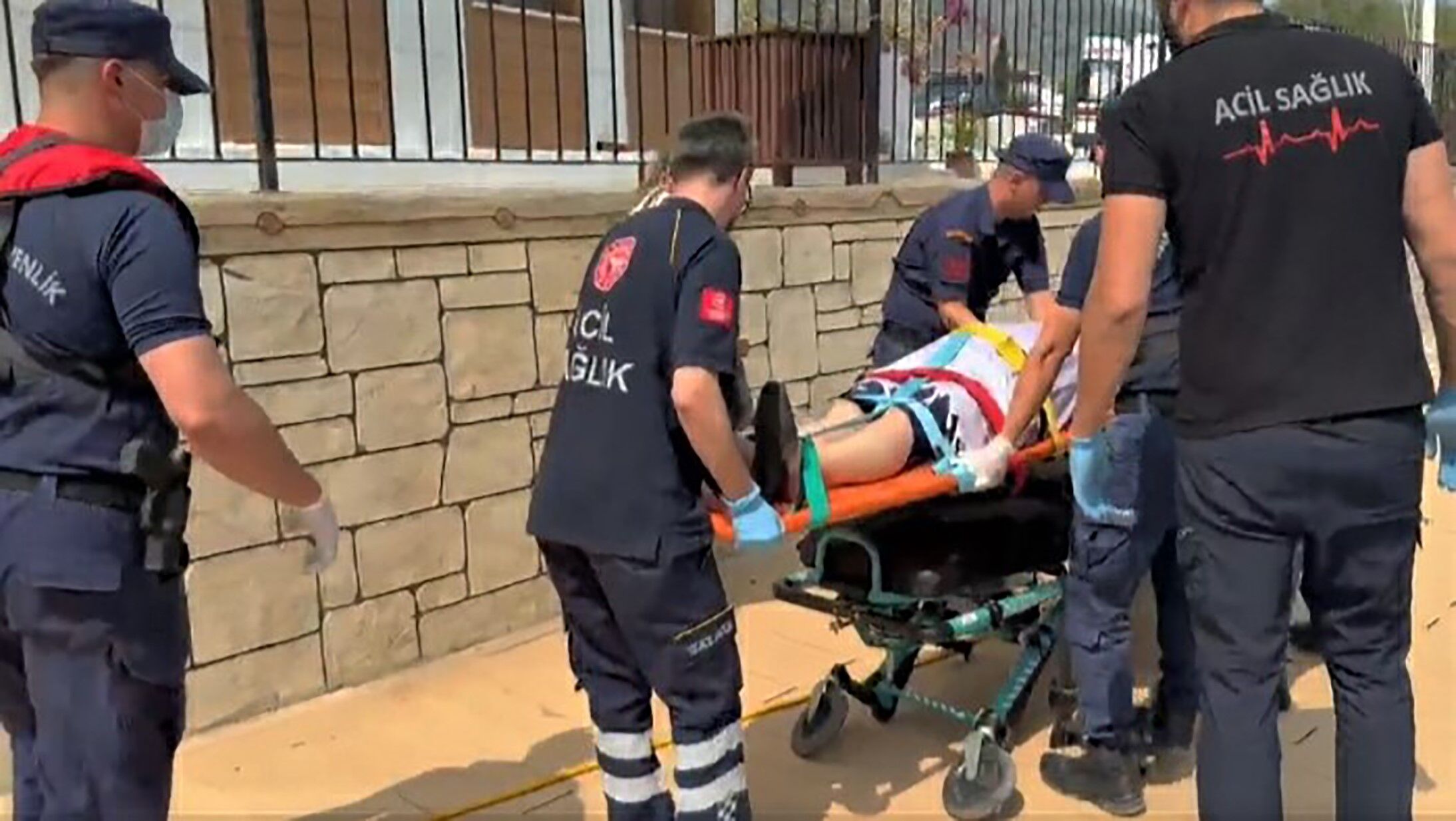 Fethiye açıklarında yaralanan turist teknesinden tahliye edildi
