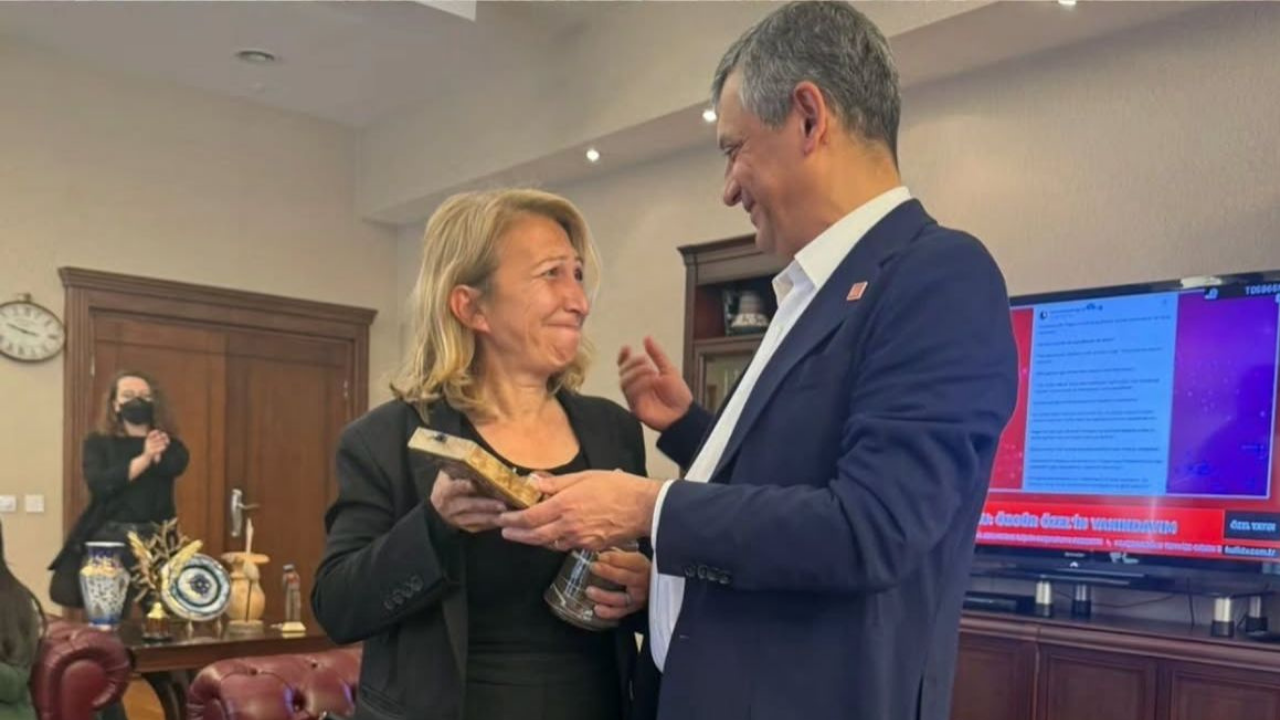 Özgür Özel Mührünü Süreyya Öneş Derici’ye Emanet Etti