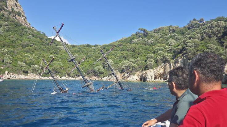 Marmaris'te gezi teknesi battı