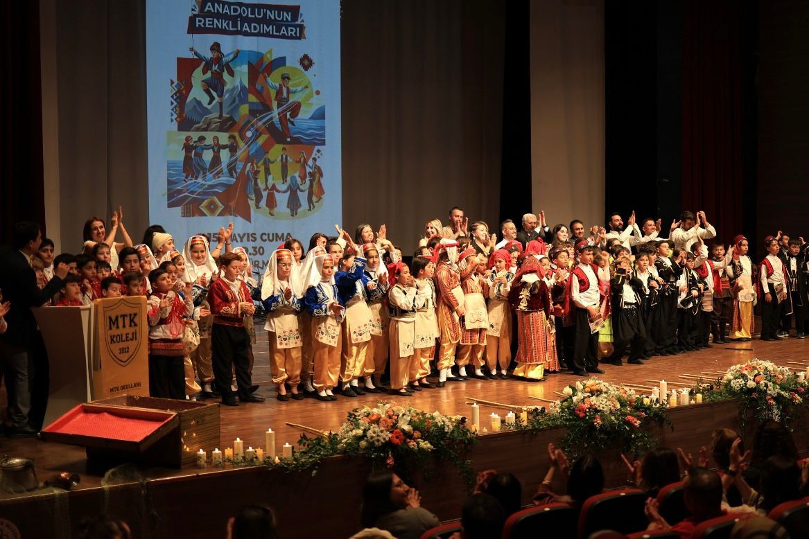 Muğla’da Mtk Koleji Öğrencileri Tarafından Sahnelenen “Anadolu’nun Renkli Adımları” Gösterisi, Halk Oyunları Ve Kültürel Motiflerle Izleyicilerden Büyük Alkış Aldı (2)