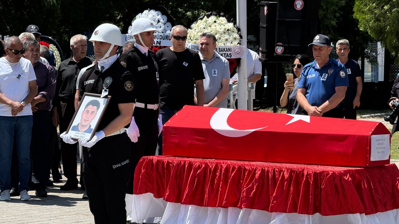 Şehit Polis Memuru Tayfun Baş Son Yolculuğuna Uğurlandıimg 5655