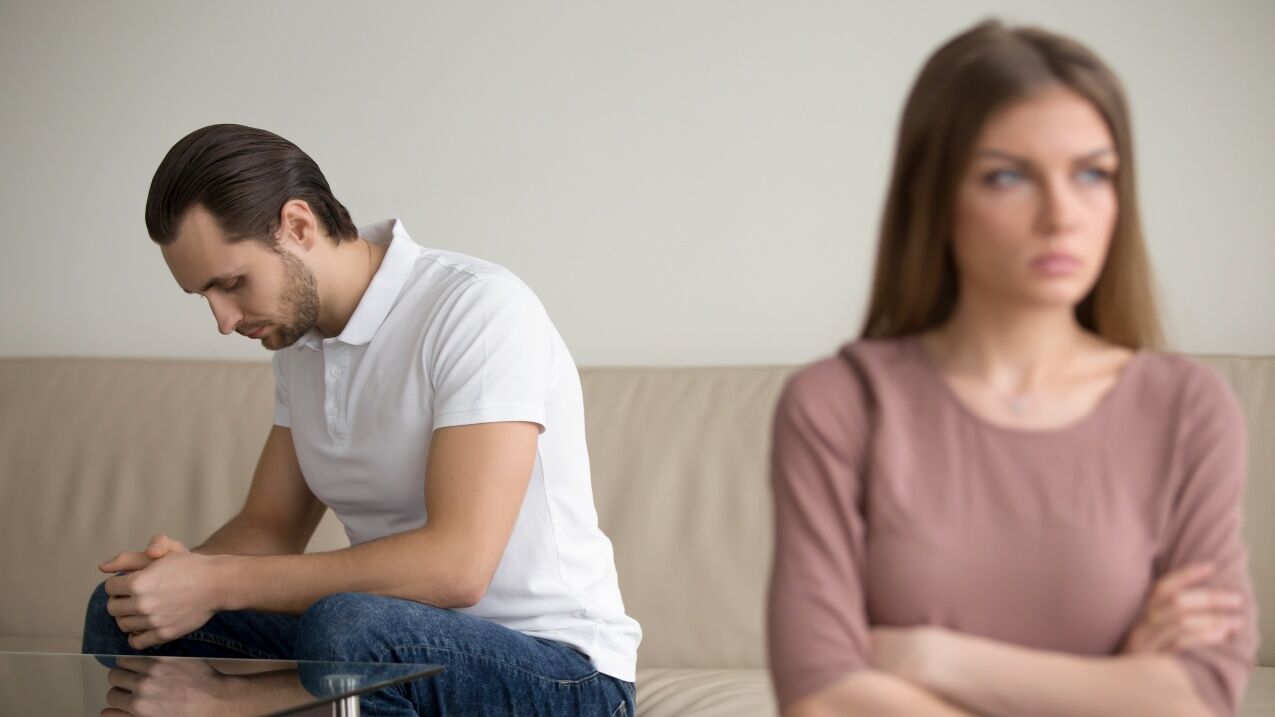 Yargıtay'a Göre ‘Seni Sevmiyorum' Demek Boşanma Sebebisad Depressed Husband Offended Wife Quarrel Feeling Guilty Fault