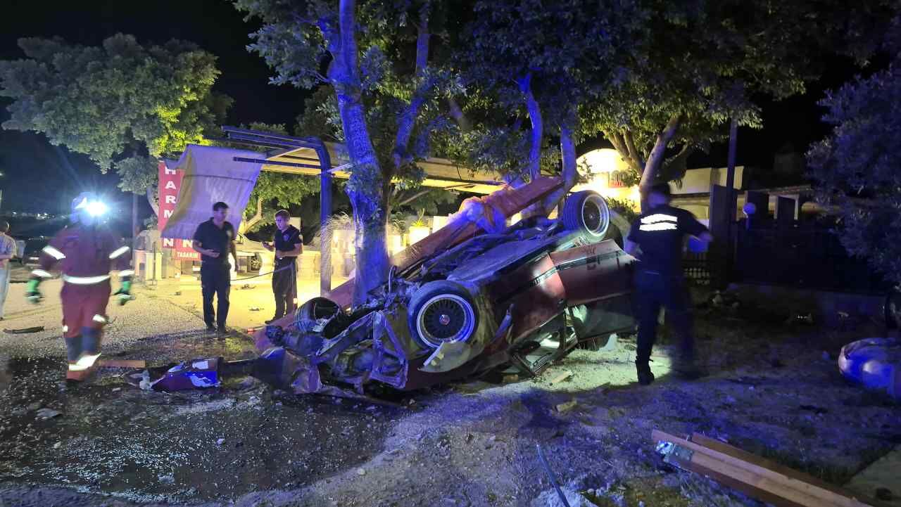 Bodrum’da Kontrolden Çıkan Otomobil Ağaca Çarptı (1)
