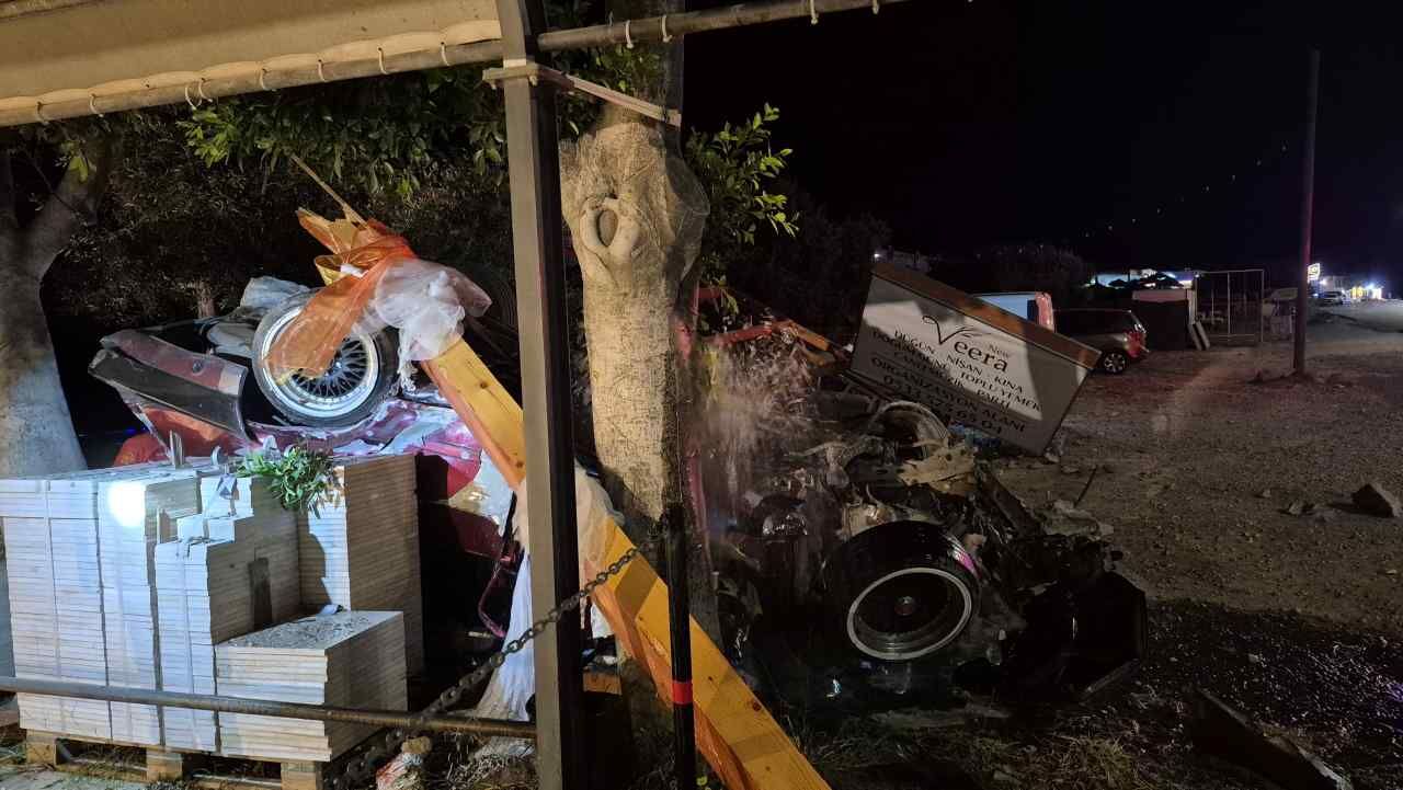 Bodrum’da Kontrolden Çıkan Otomobil Ağaca Çarptı (2)