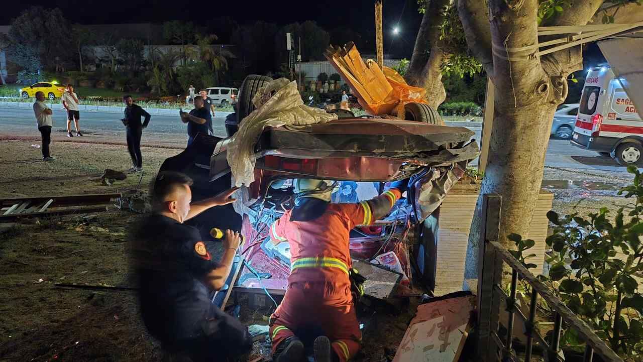 Bodrum’da Kontrolden Çıkan Otomobil Ağaca Çarptı (3)