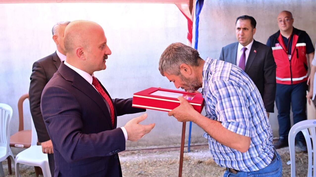 Vali Varol Şehit Polis Tayfun Baş’ın Ailesini Ziyaret Ettiaw726382 02