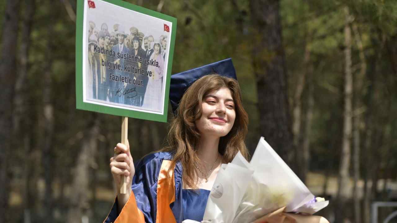 Mskü Edebiyat Fakültesi Mezuniyet Töreni Düzenlendi (1)