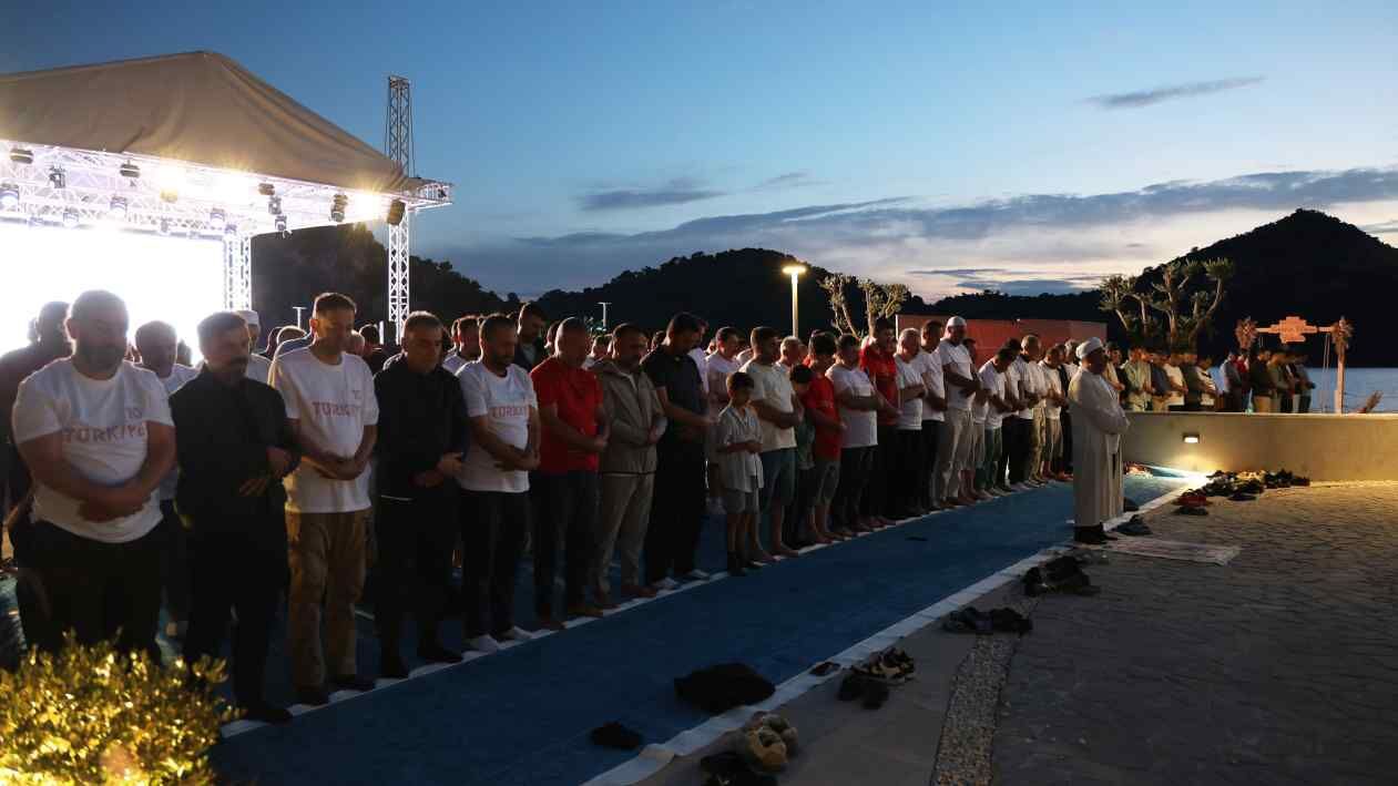 Milli Maç Heyecanı Sahilde Sabah Namazıyla Başladı (4)