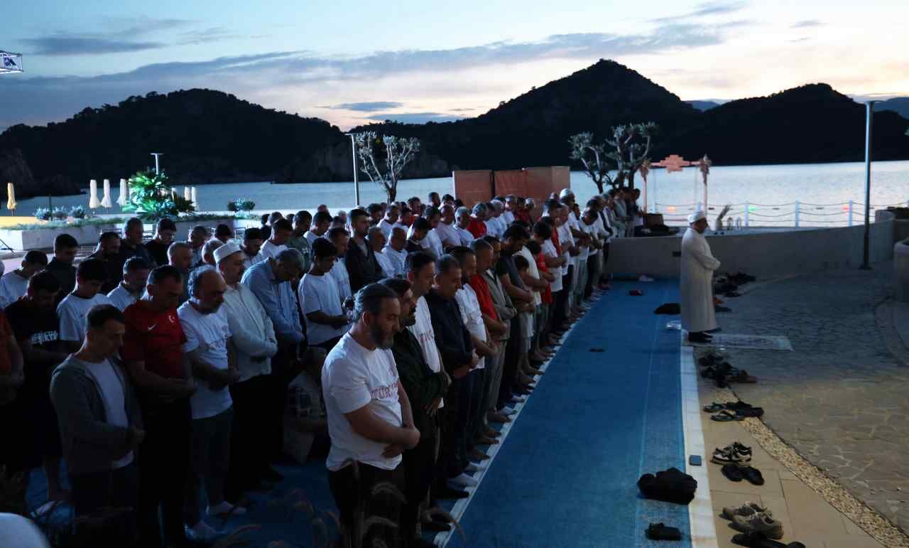 Milli Maç Heyecanı Sahilde Sabah Namazıyla Başladı (5)