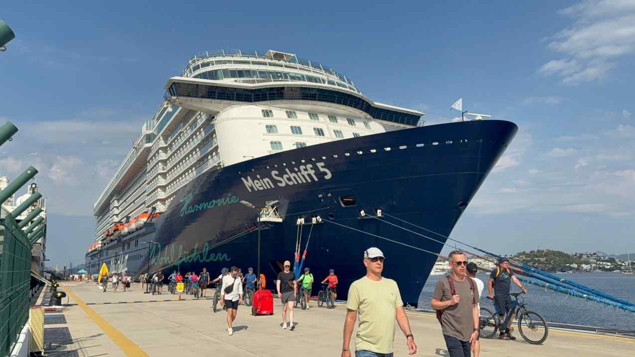Bodrum Limanı’na İki Kruvaziyerle 2 Bin 583 Turist Geldi (2)