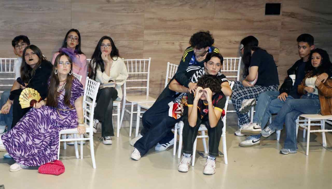 Menteşe Anadolu Lisesi Öğrencilerinden Otobüs Oyunu (2)