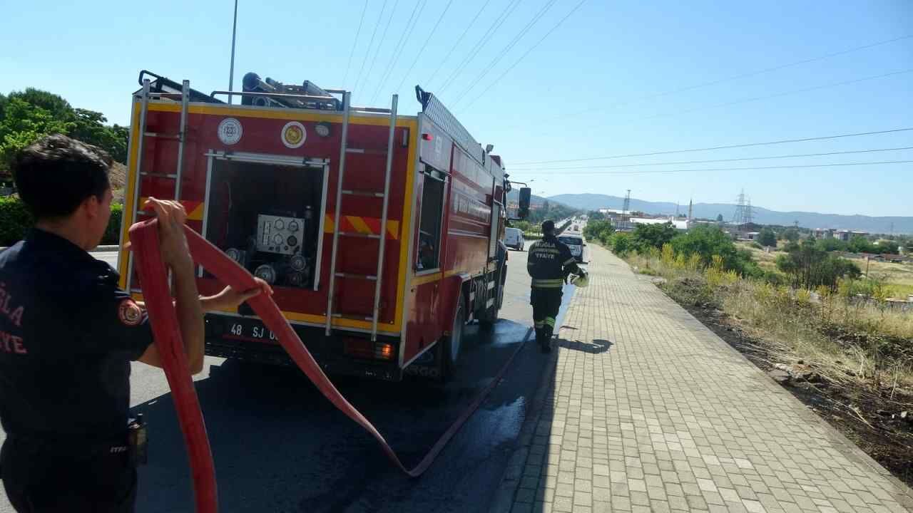 Menteşe’de Sigara İzmariti Kuru Otları Tutuşturdu (2)