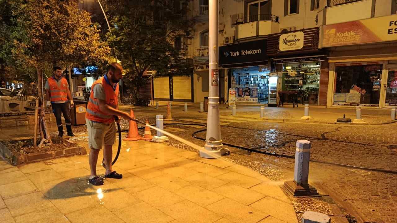 Datça Temizliği Gece Mesaisiyle Yeni Güne Hazırlanıyor (2)