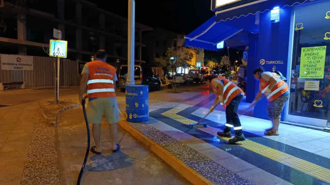 Datça Temizliği Gece Mesaisiyle Yeni Güne Hazırlanıyor (4)