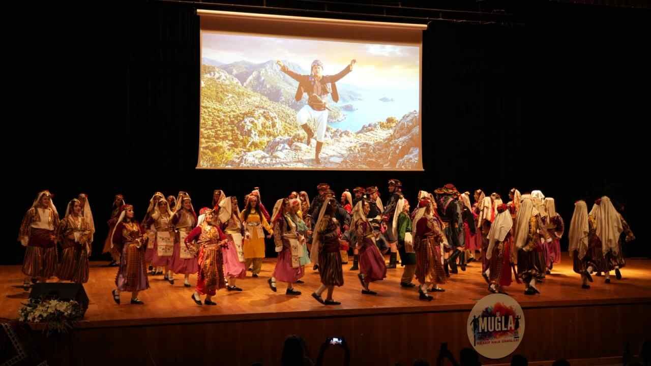 Muğla’da Düzenlenen Maarif Halk Dansları Gösterisi’nde 72 Öğretmen Sahne Aldı. Zeybek Performansları Kültürel Mirasın Yaşatılmasına Vurgu Yaptı (2)