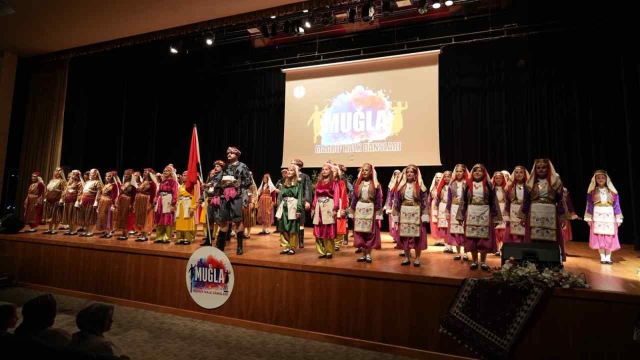 Muğla’da Düzenlenen Maarif Halk Dansları Gösterisi’nde 72 Öğretmen Sahne Aldı. Zeybek Performansları Kültürel Mirasın Yaşatılmasına Vurgu Yaptı (5)