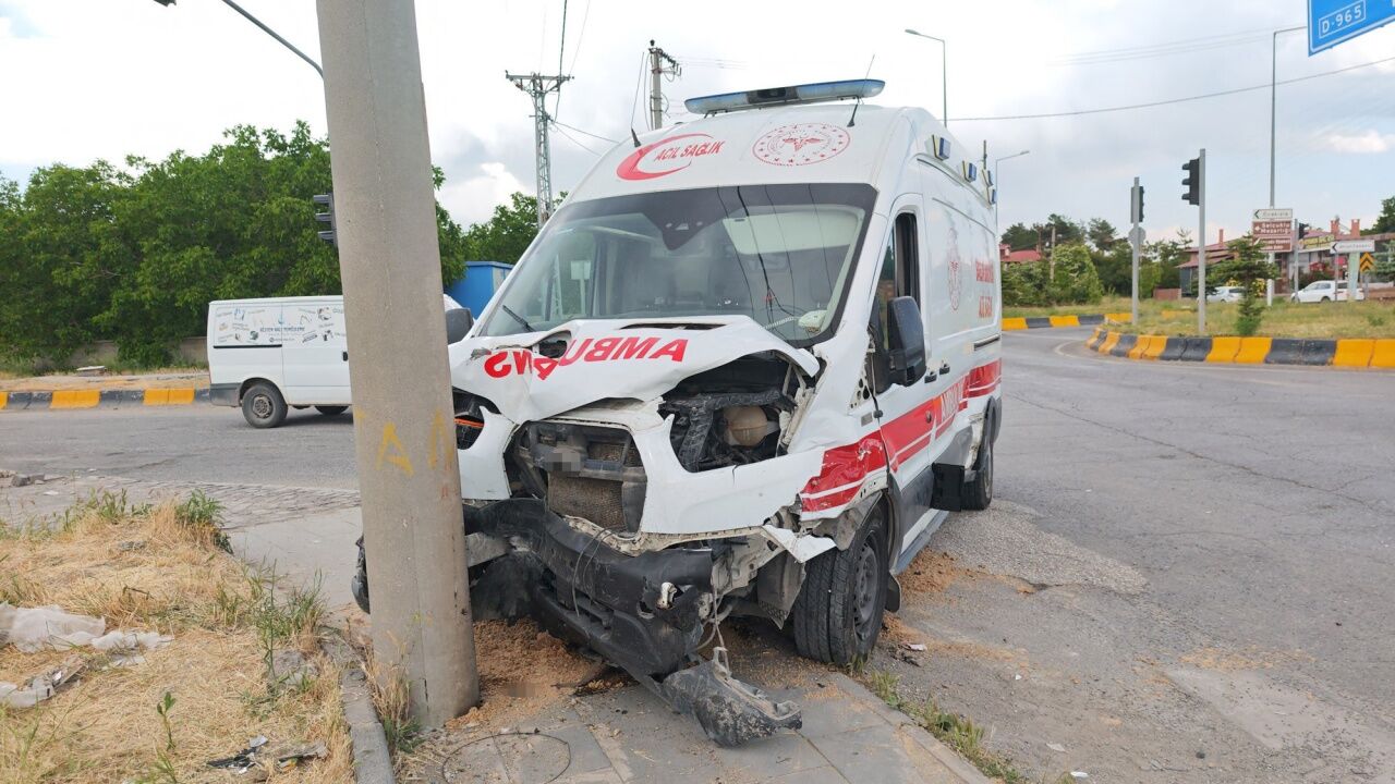 Ambulansla Çarpışan Otomobilde Ve Araçta 10 Kişi Yaralandıaw732181 02