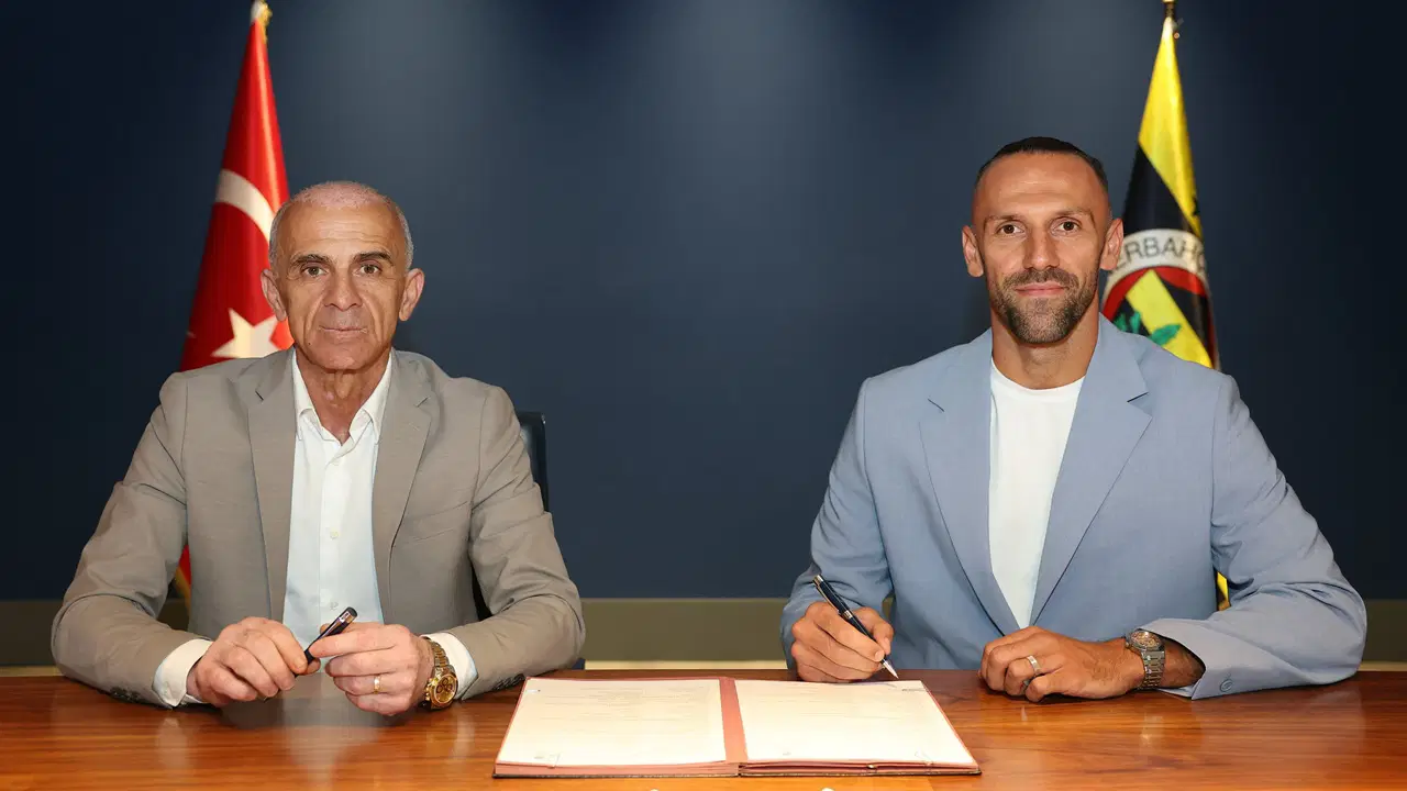Vedat Muriqi resmen Fenerbahçe'de! Yıldız futbolcu imzayı attı