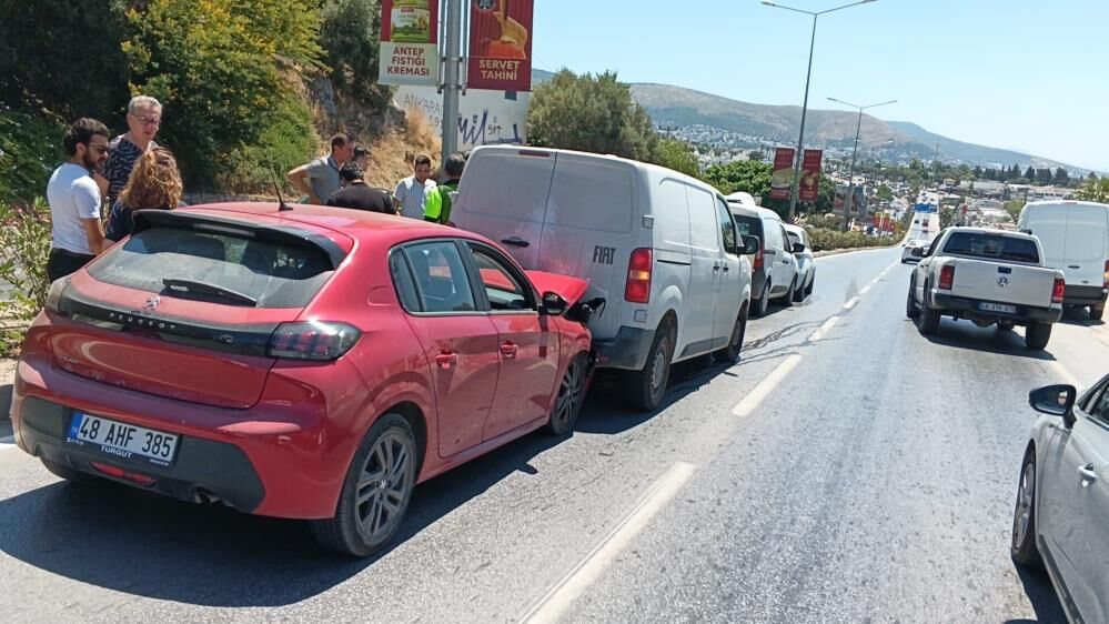 Bodrum’da Zincirleme Kaza 5 Araç Birbirine Girdi (2)