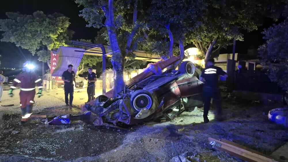 Bodrum’da Otomobil Tabela Ve Ağaca Çarptı 2 Yaralı (1)