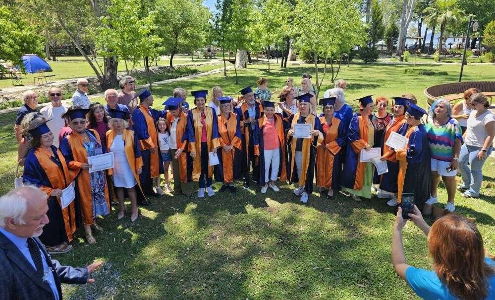 Köyceğiz’de Tazelenme Üniversitesi Öğrencileri Mezuniyet Sevinci Yaşadı