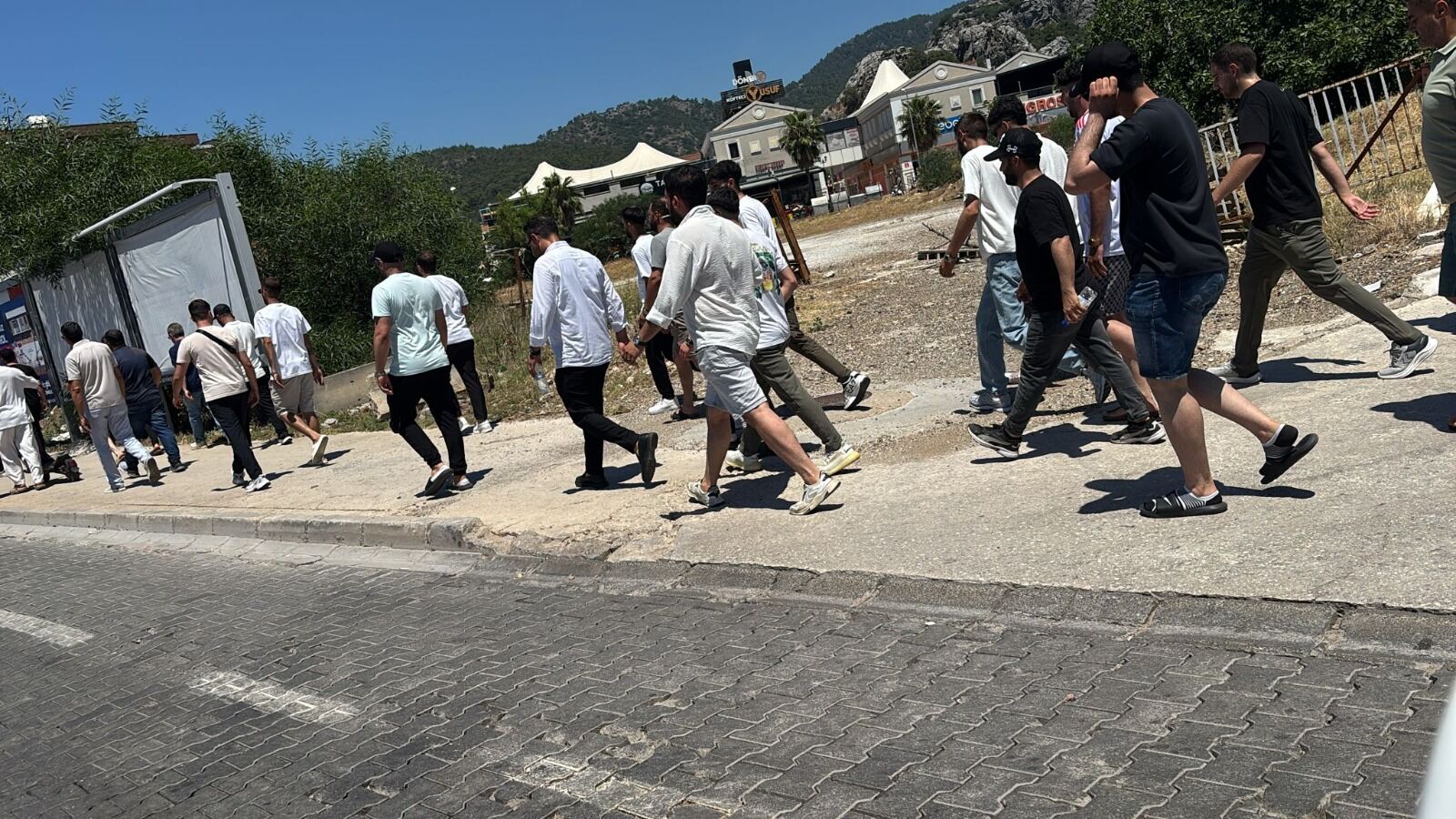 Marmaris'te Kapalı Çarşı Esnafı İsyanda Belediyeye Yürüdüler (2)