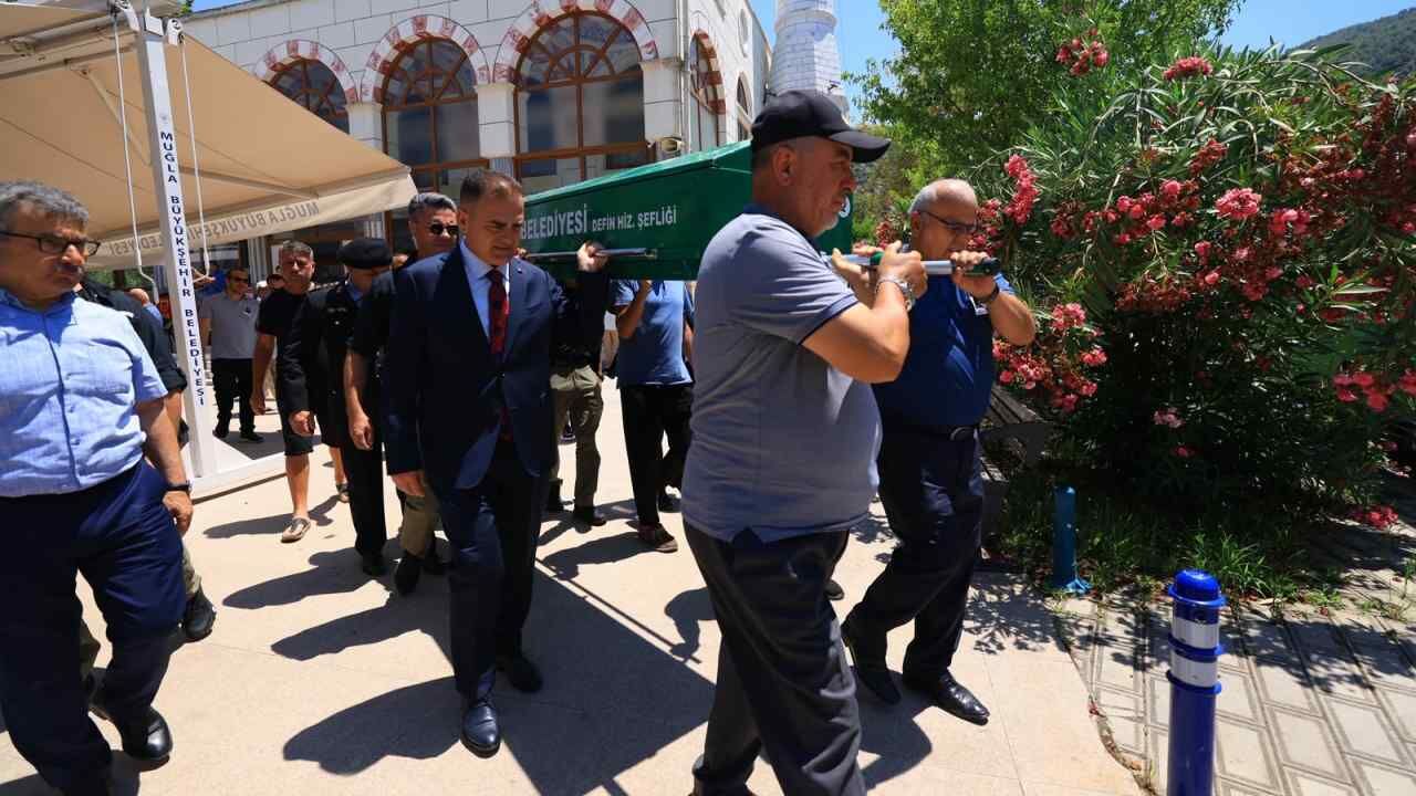 Vali Akbıyık Şehit Babasının Cenazesine Katıldı (2)