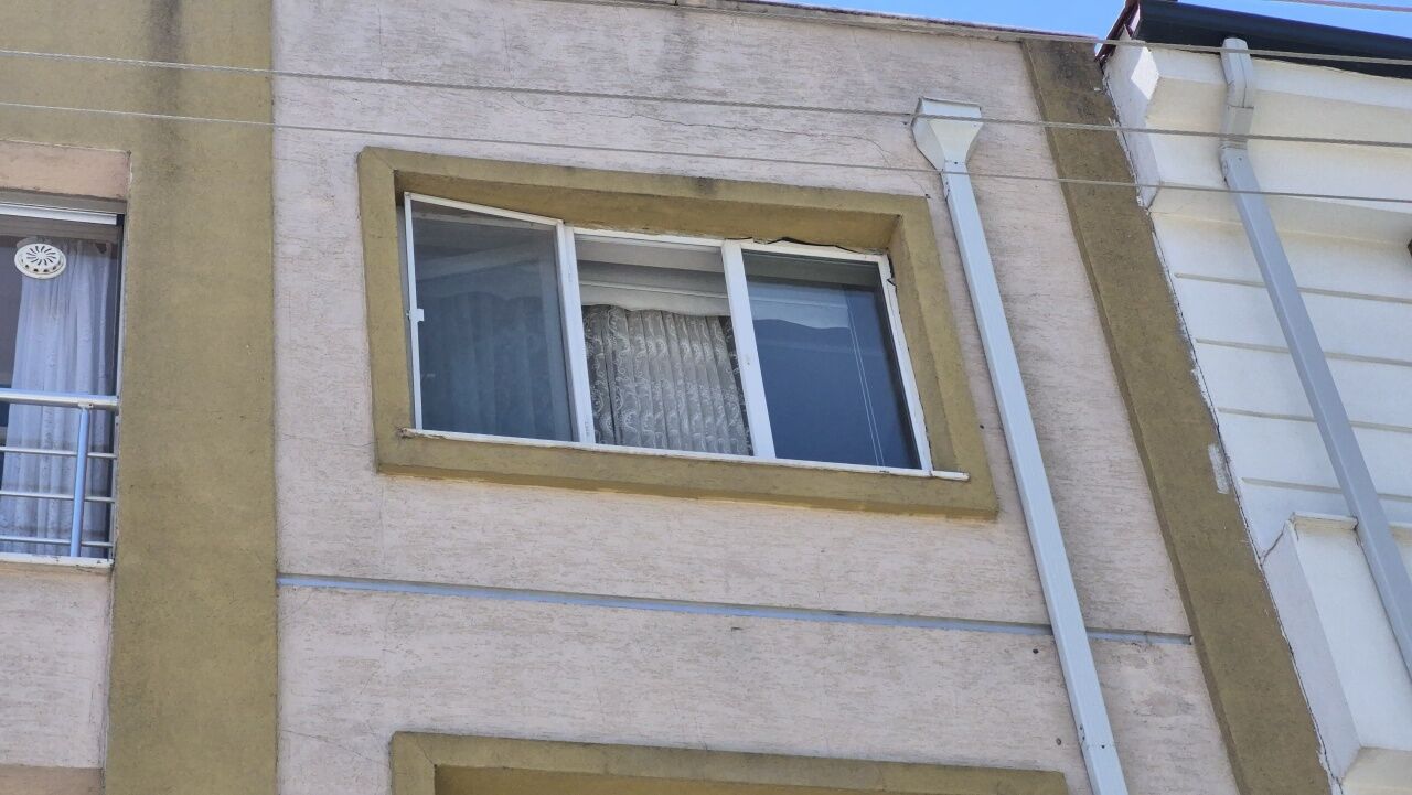 3 Yaşındaki Çocuk Pencereden Düştü, Durumu Ağır3