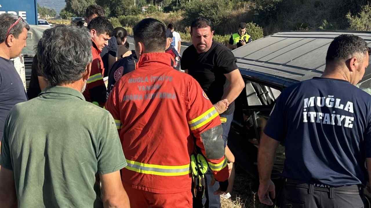 Ula’da Hafif Ticari Araç Yoldan Çıktı 7 Yaralı (2)