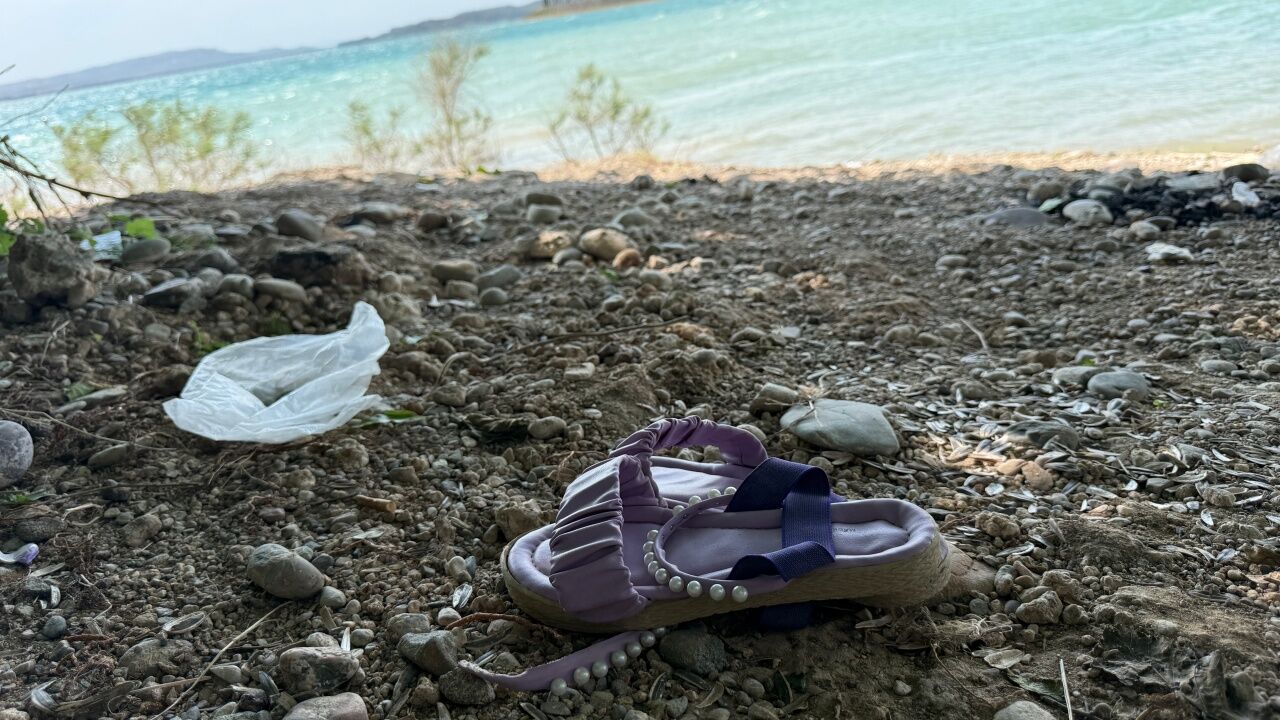 Çocuğunun Terliğini Almak İsterken Canından Oldu1