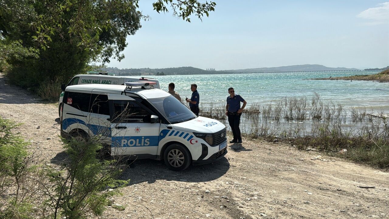 Çocuğunun Terliğini Almak İsterken Canından Oldu3