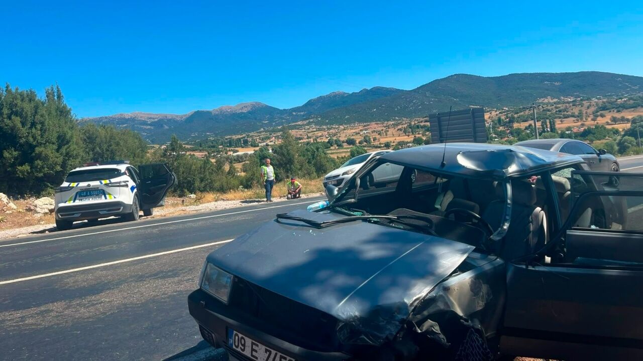 Seydikemer’de Otomobil Ile Motosiklet Çarpıştı3