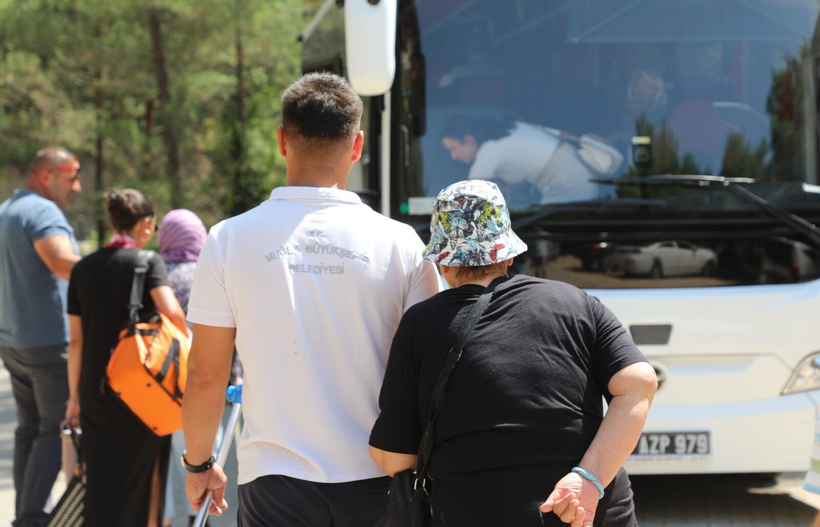 Hasan Özcan Yaşamevi’nde Kalan Büyükler, Fizyoterapist Eşliğinde Egzersiz Ve Ula Göleti Yürüyüşleriyle Sağlıklı Yaşama Destek Buluyor (1)