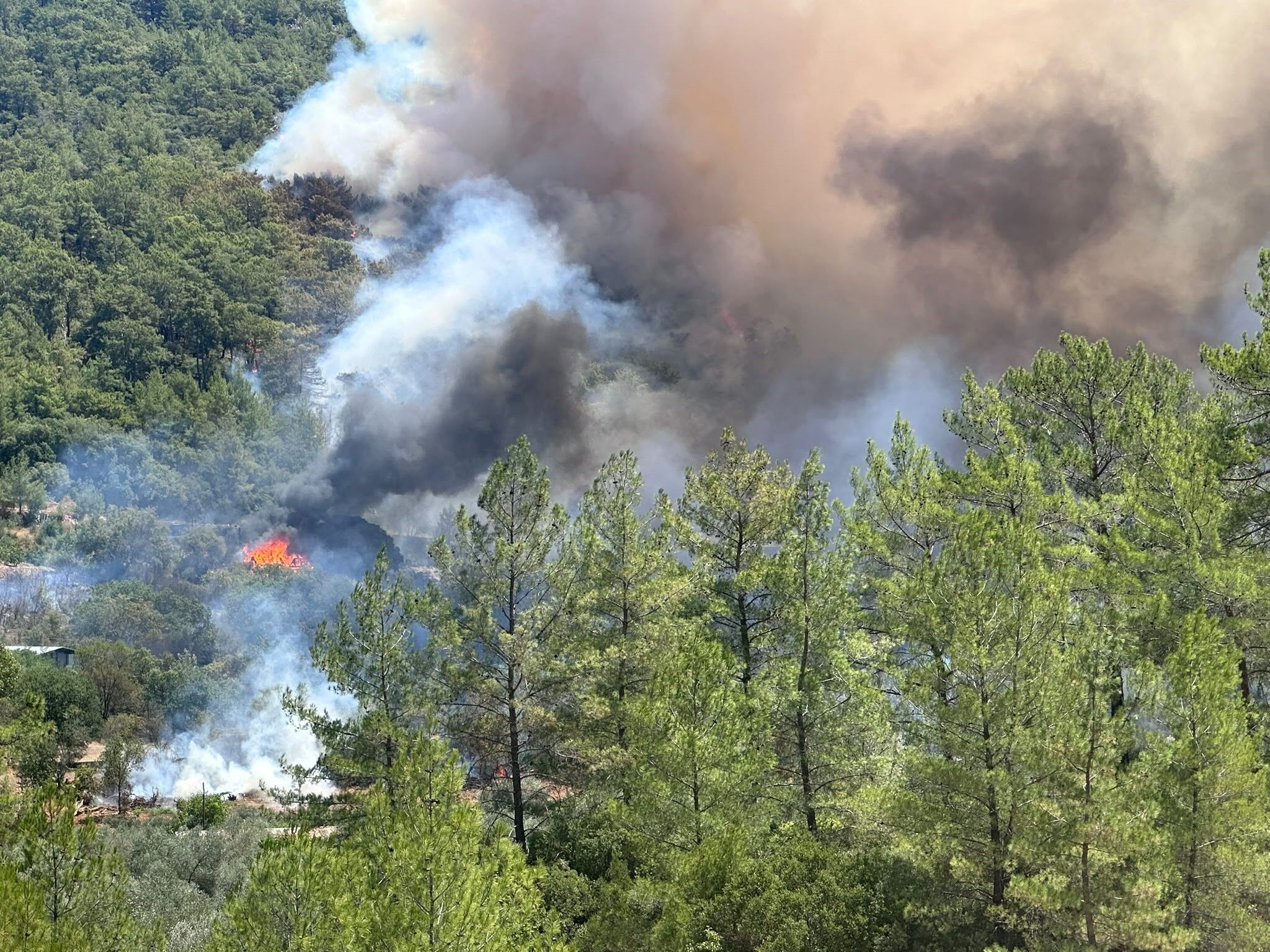 Göcek’te Alevlere Karşı 8 Hava Aracı Ve 130 Personel Seferber Oldu (2)