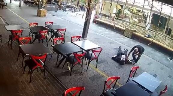 Yardım Ediyormuş Gibi Yaptı, Baygın Gencin Cüzdanını Çaldı (1)