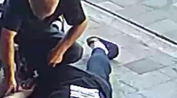 Yardım Ediyormuş Gibi Yaptı, Baygın Gencin Cüzdanını Çaldı (3)