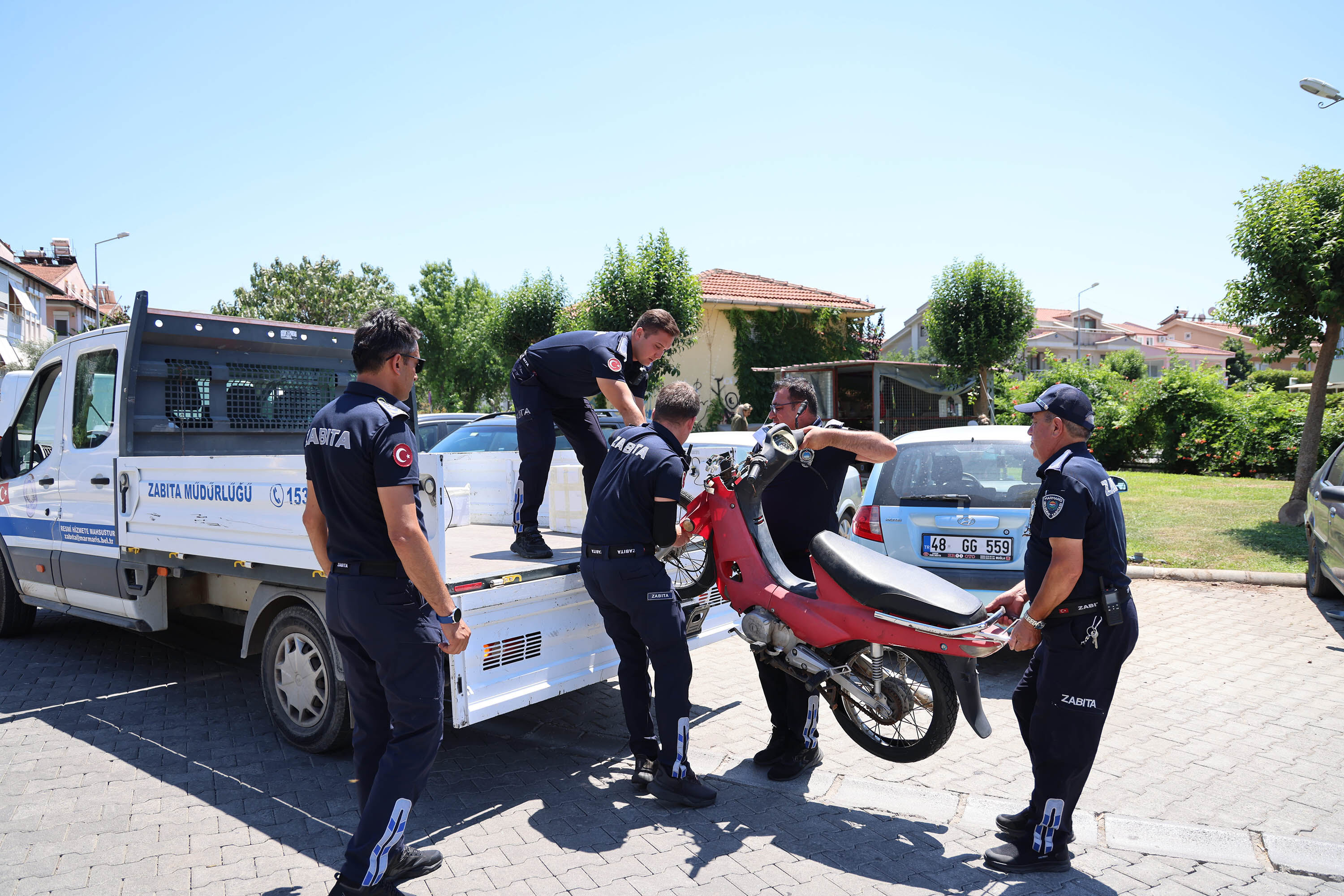 Marmaris'te Hurda Araç Temizliği Başladı (1)