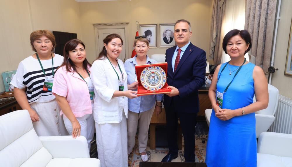 Kazakistanlı Öğretmenlerden Vali Akbıyık’a Ziyaret (1)
