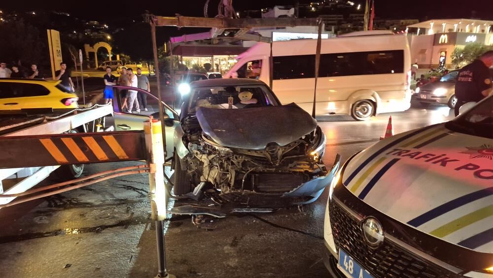 Bodrum’da İki Otomobil Çarpıştı 1 Yaralı (3)