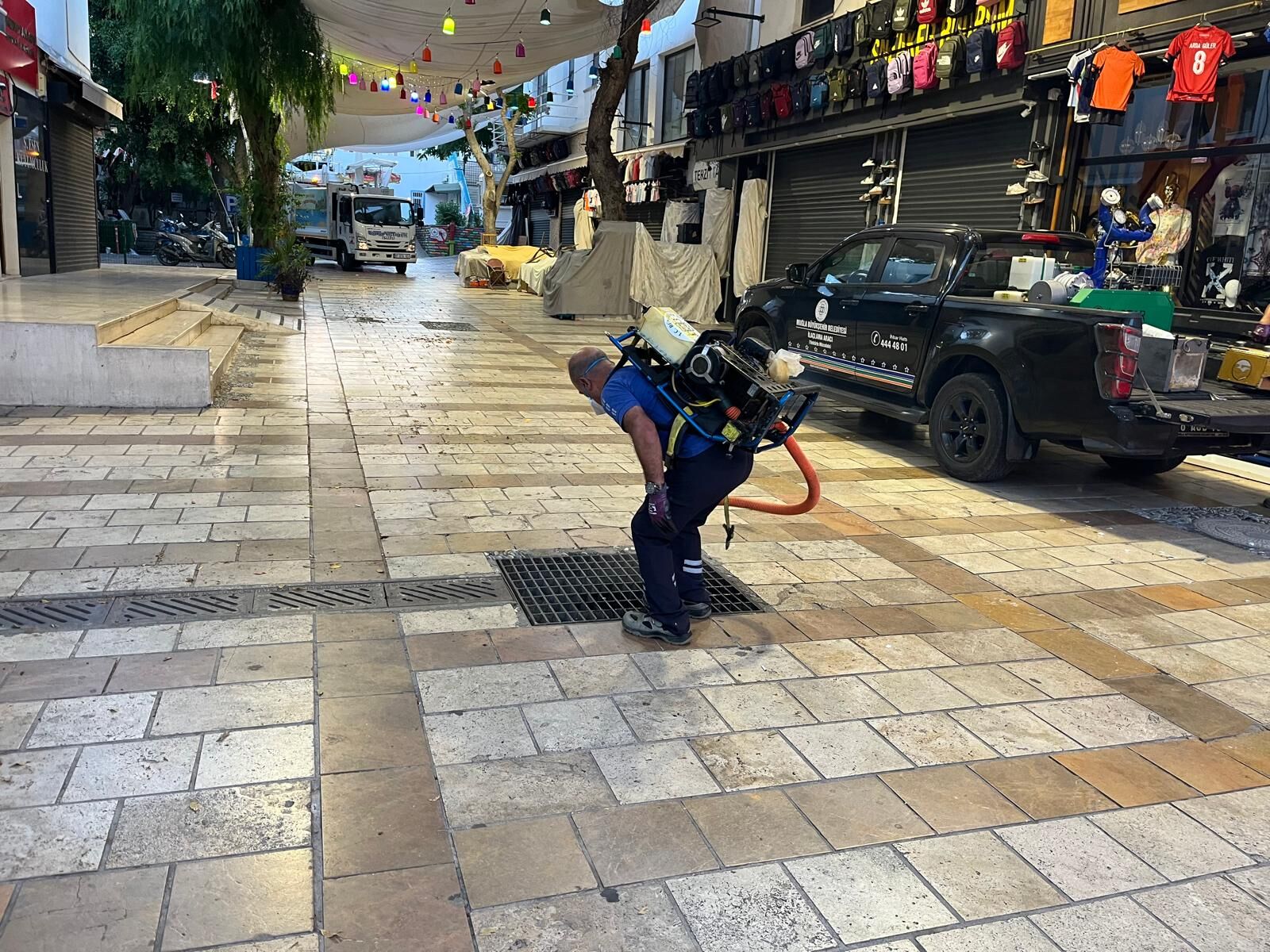 Çarşı Mahallesi’nde Mazgal Temizliği Ve İlaçlama Çalışması (1)