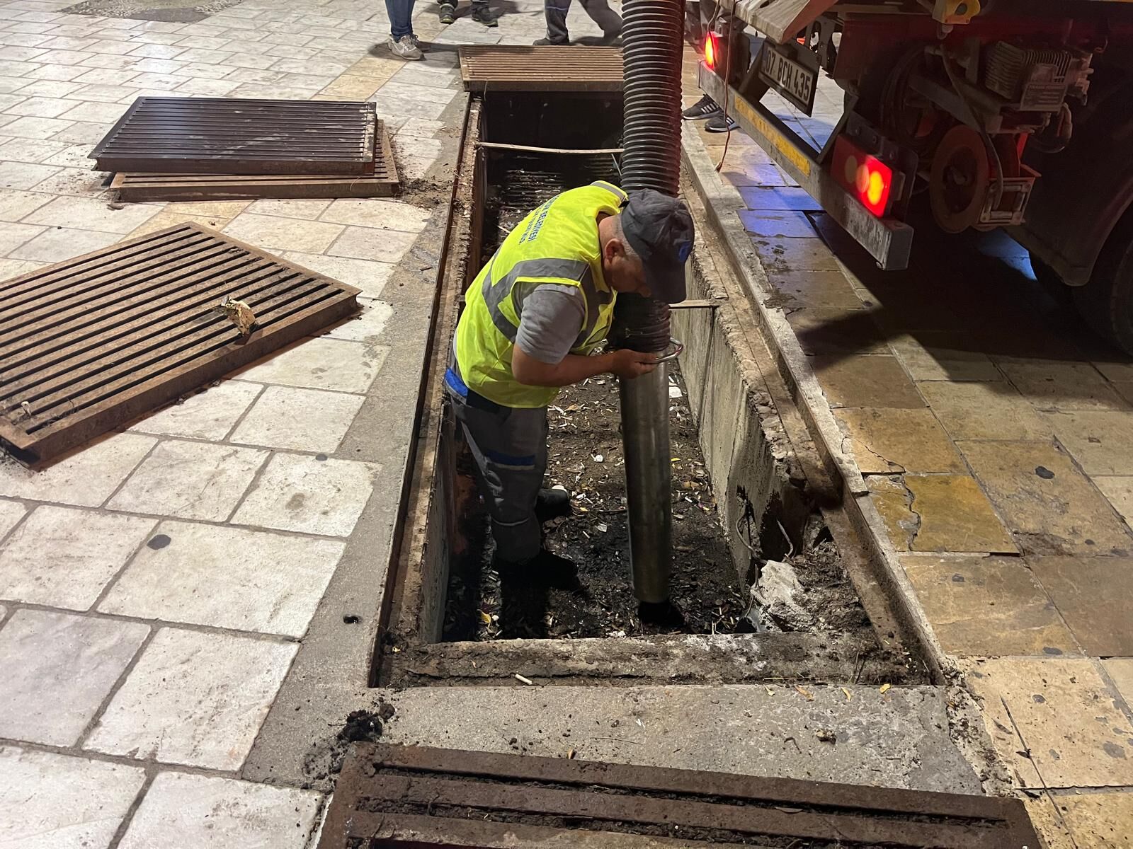 Çarşı Mahallesi’nde Mazgal Temizliği Ve İlaçlama Çalışması (4)