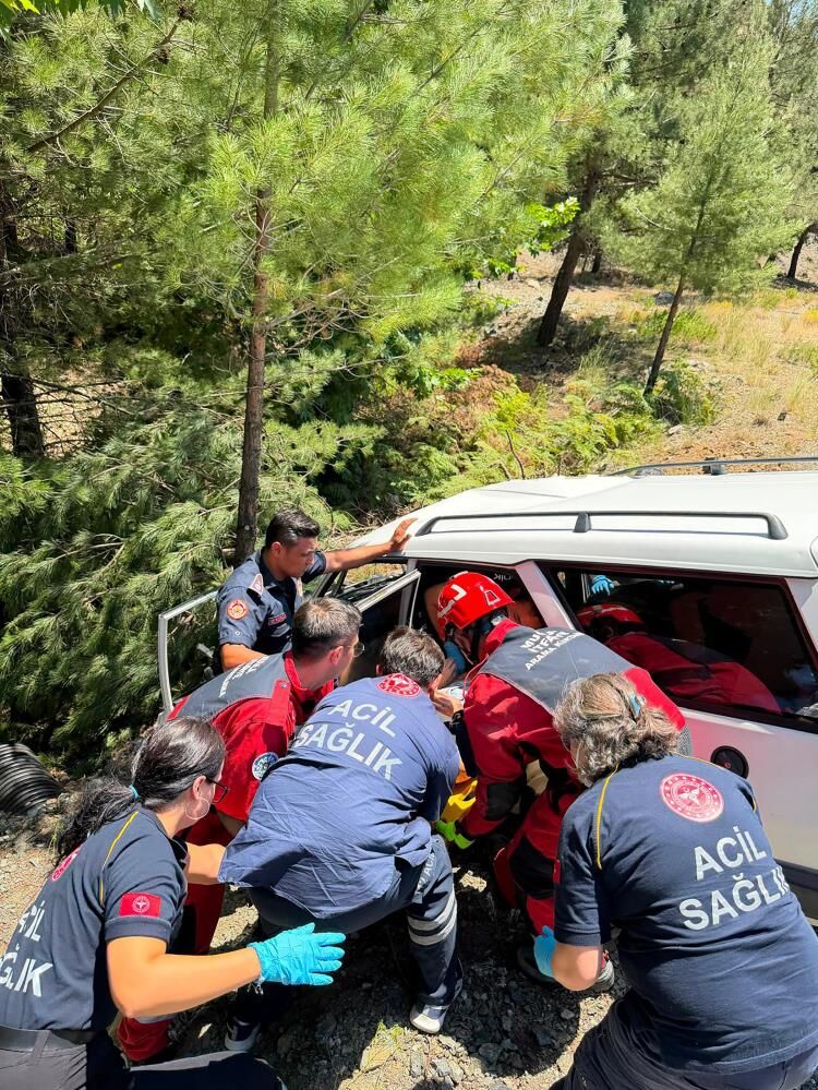 Muğla Denizli Yolunda Otomobil Ağaca Çarptı 2 Yaralı (2)