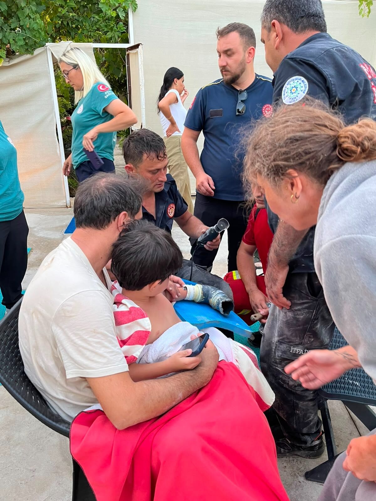 Muğla'da Havuzun Emiş Borusuna Sıkışan Çocuk Kurtarıldı (2)