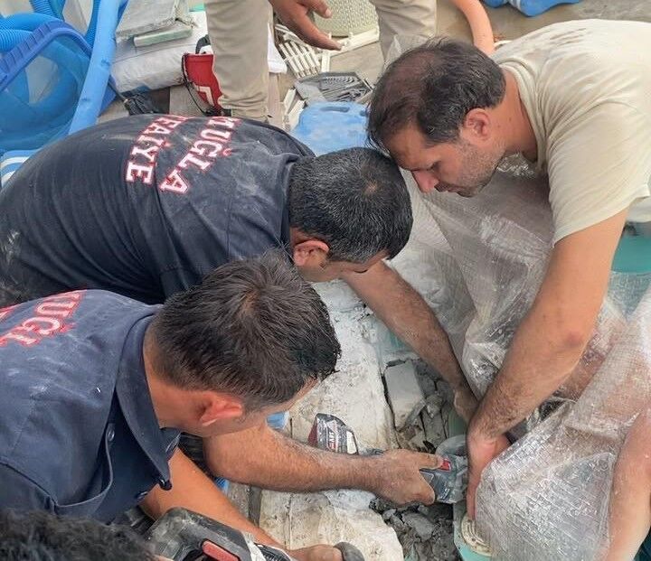 Muğla'da Havuzun Emiş Borusuna Sıkışan Çocuk Kurtarıldı (4)