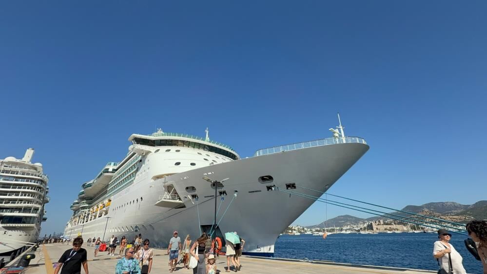 İki Dev Kruvaziyer Bodrum’a 3 Bin 319 Turist Getirdi (2)