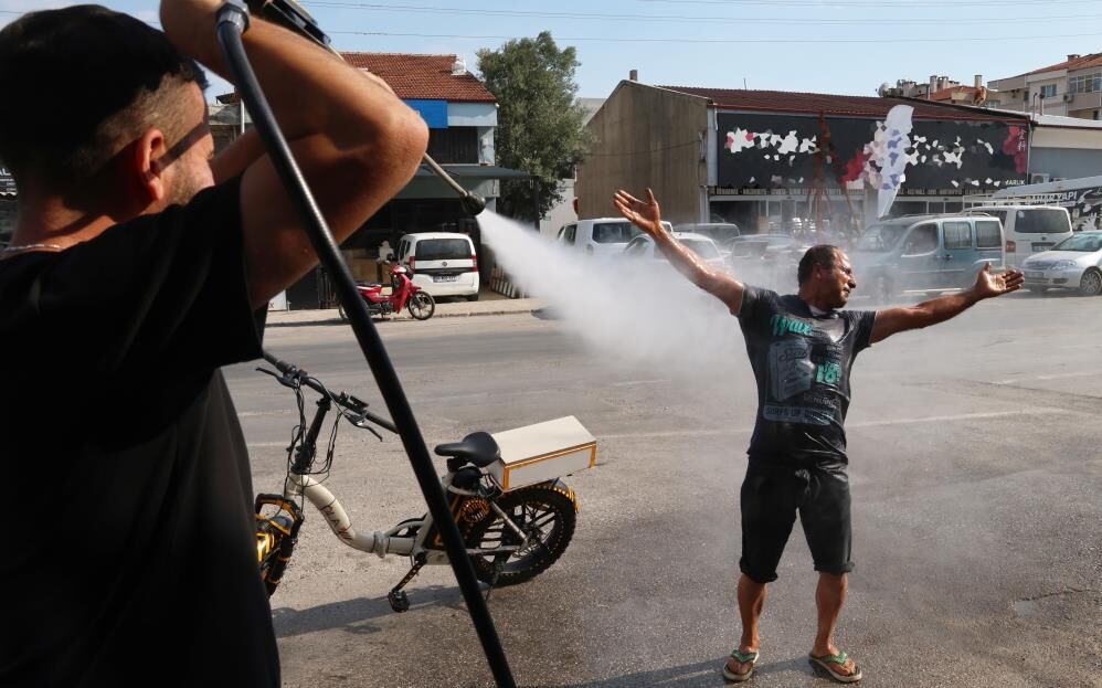 Menteşe’de Sıcaktan Bunaldı, Çareyi Oto Yıkamada Buldu (2)