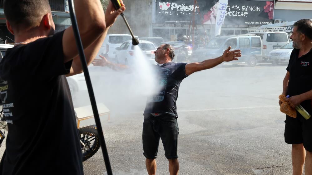 Menteşe’de Sıcaktan Bunaldı, Çareyi Oto Yıkamada Buldu (3)