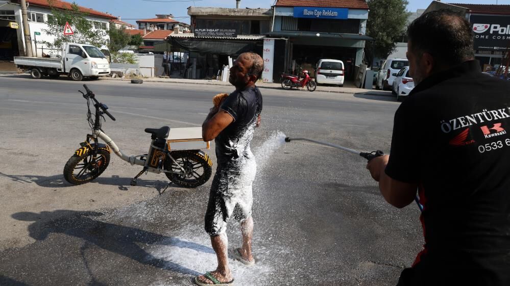 Menteşe’de Sıcaktan Bunaldı, Çareyi Oto Yıkamada Buldu (4)