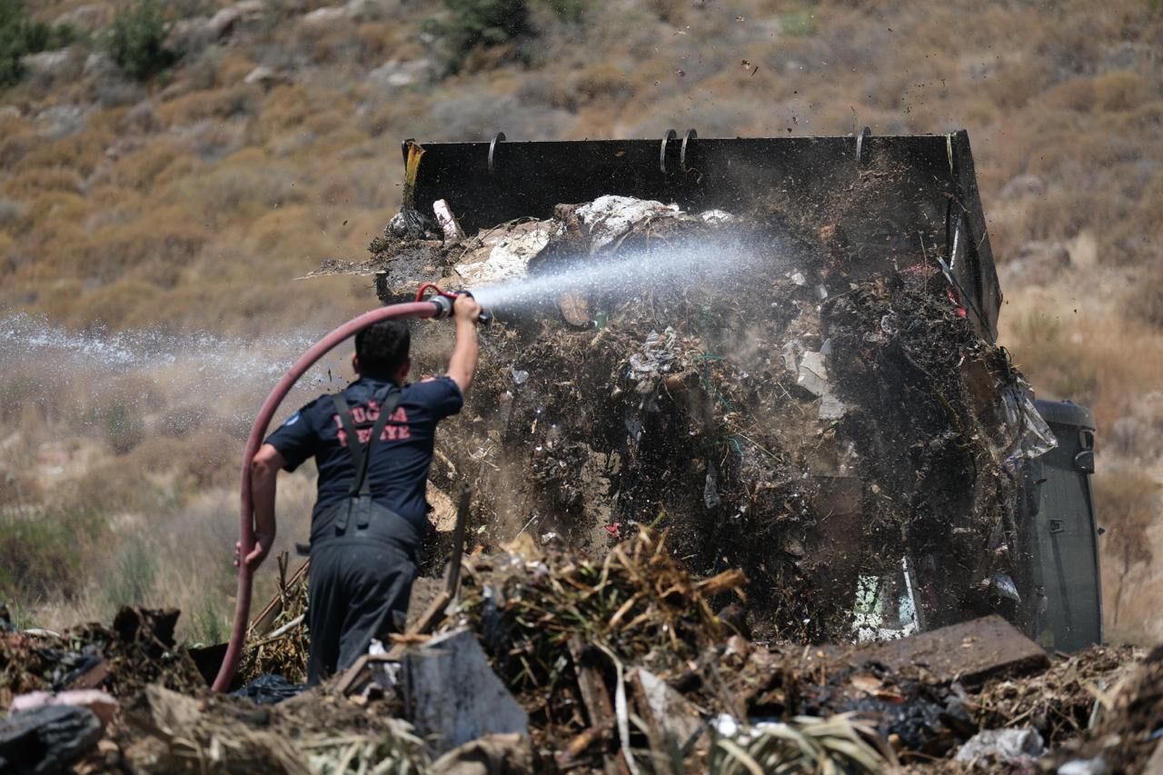 Muğla'da Yangın Sahasında Yürek Isıtan An İneklere Temiz Su Verdiler (5)