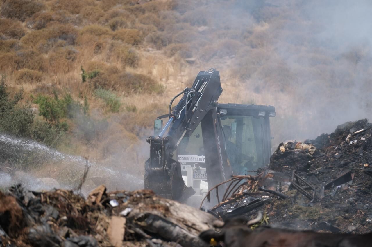 Muğla'da Yangın Sahasında Yürek Isıtan An İneklere Temiz Su Verdiler (6)